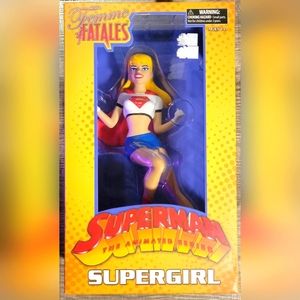 DIAMOND SELECT FEMME FATALES SUPERGIRL PVC DIORAMA STATUE